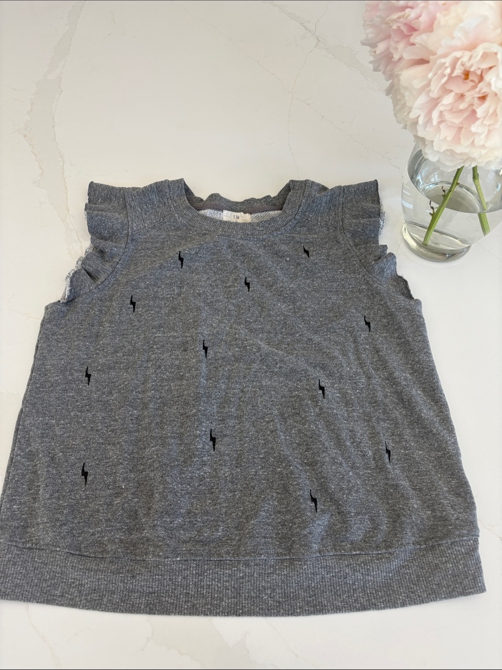 T. La by Anthropologie. Lightning bolt Flutter sleeve top - grey size small